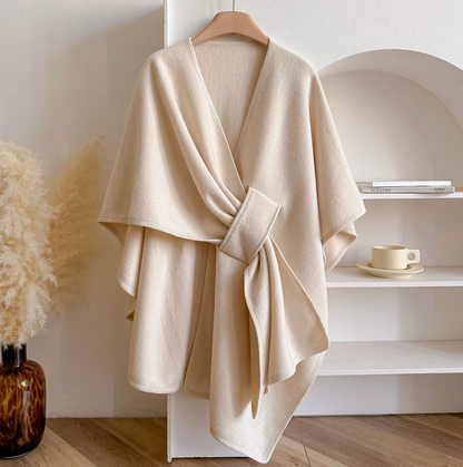 CozyCape Schal-Poncho in Creme mit eleganter Steckschlaufe, Vorderansicht