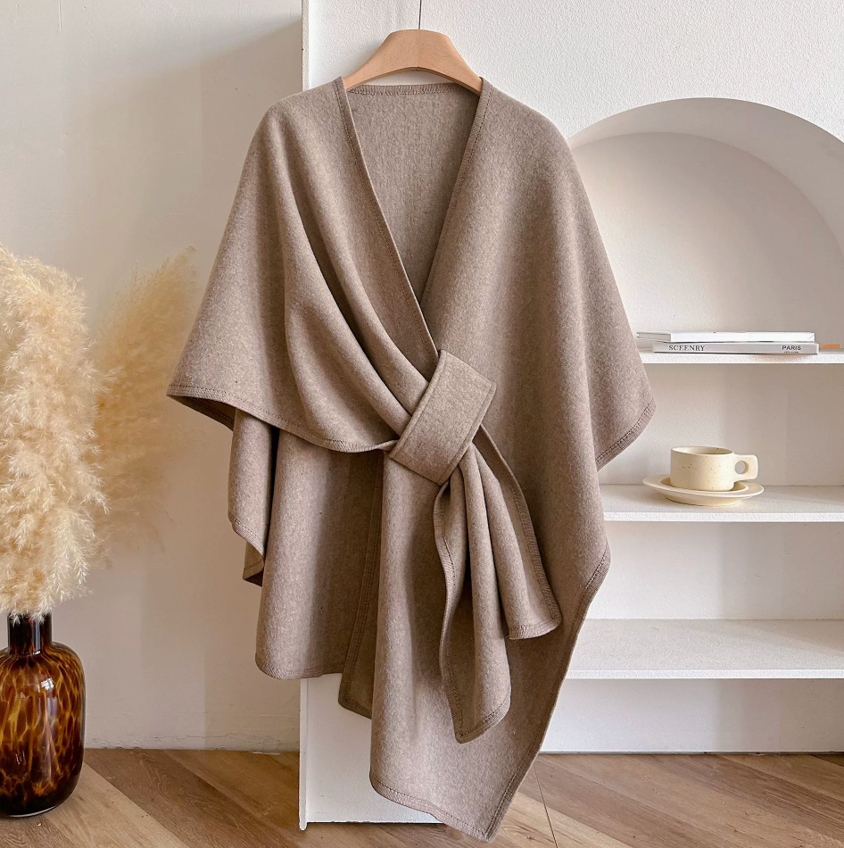 CozyCape Schal-Poncho in Beige mit eleganter Steckschlaufe, Vorderansicht