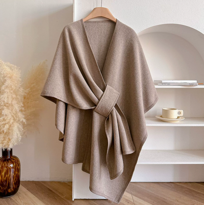 CozyCape Schal-Poncho in Beige mit eleganter Steckschlaufe, Vorderansicht