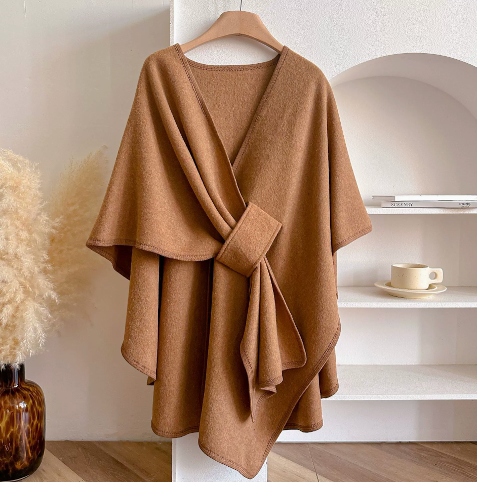 CozyCape Schal-Poncho in Camel mit eleganter Steckschlaufe, Vorderansicht