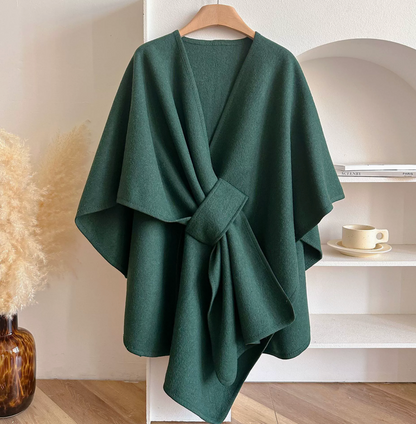 CozyCape Schal-Poncho in Grün mit eleganter Steckschlaufe, Vorderansicht