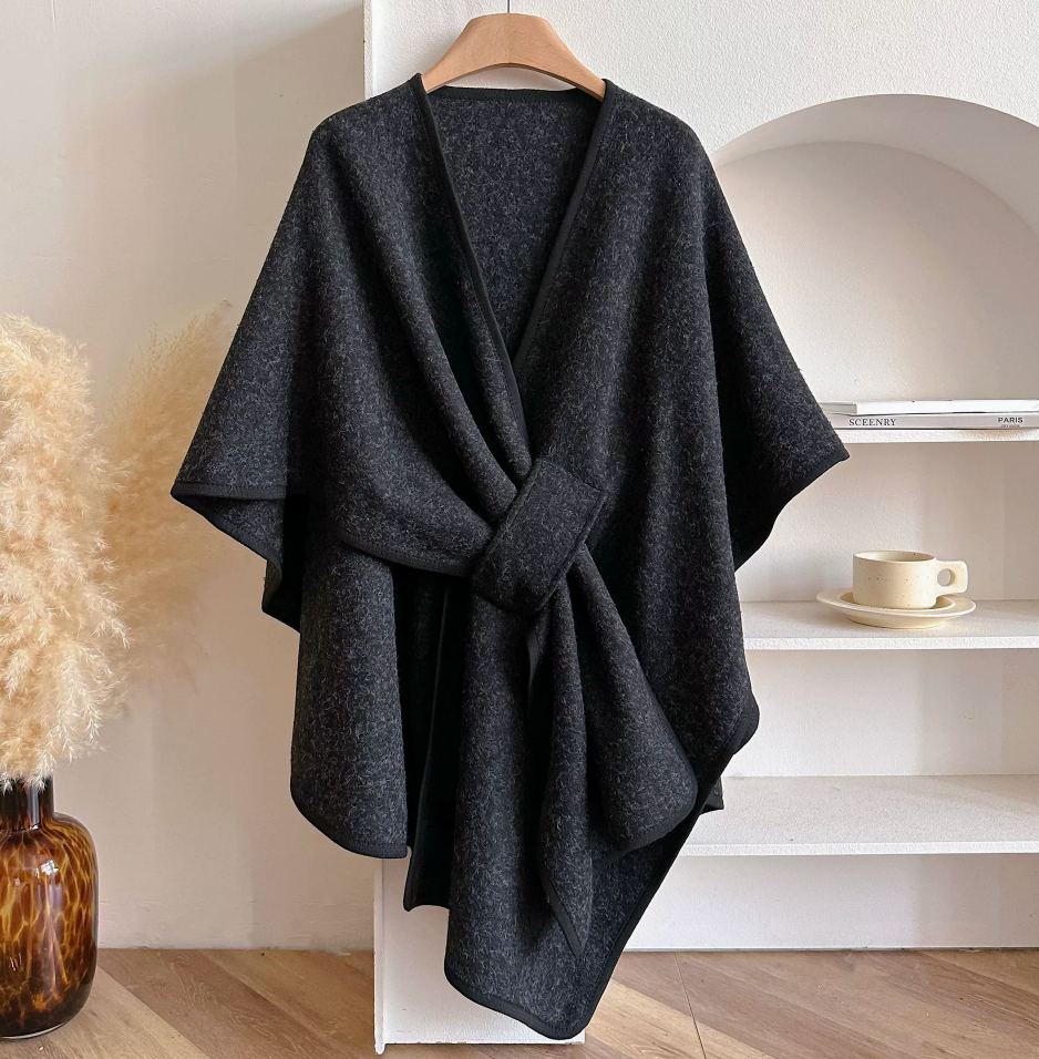 CozyCape Schal-Poncho in Schwarz mit eleganter Steckschlaufe, Vorderansicht