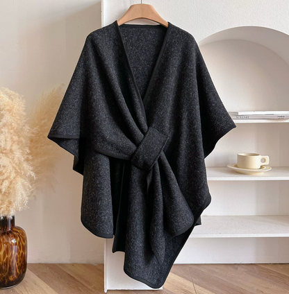 CozyCape Schal-Poncho in Schwarz mit eleganter Steckschlaufe, Vorderansicht