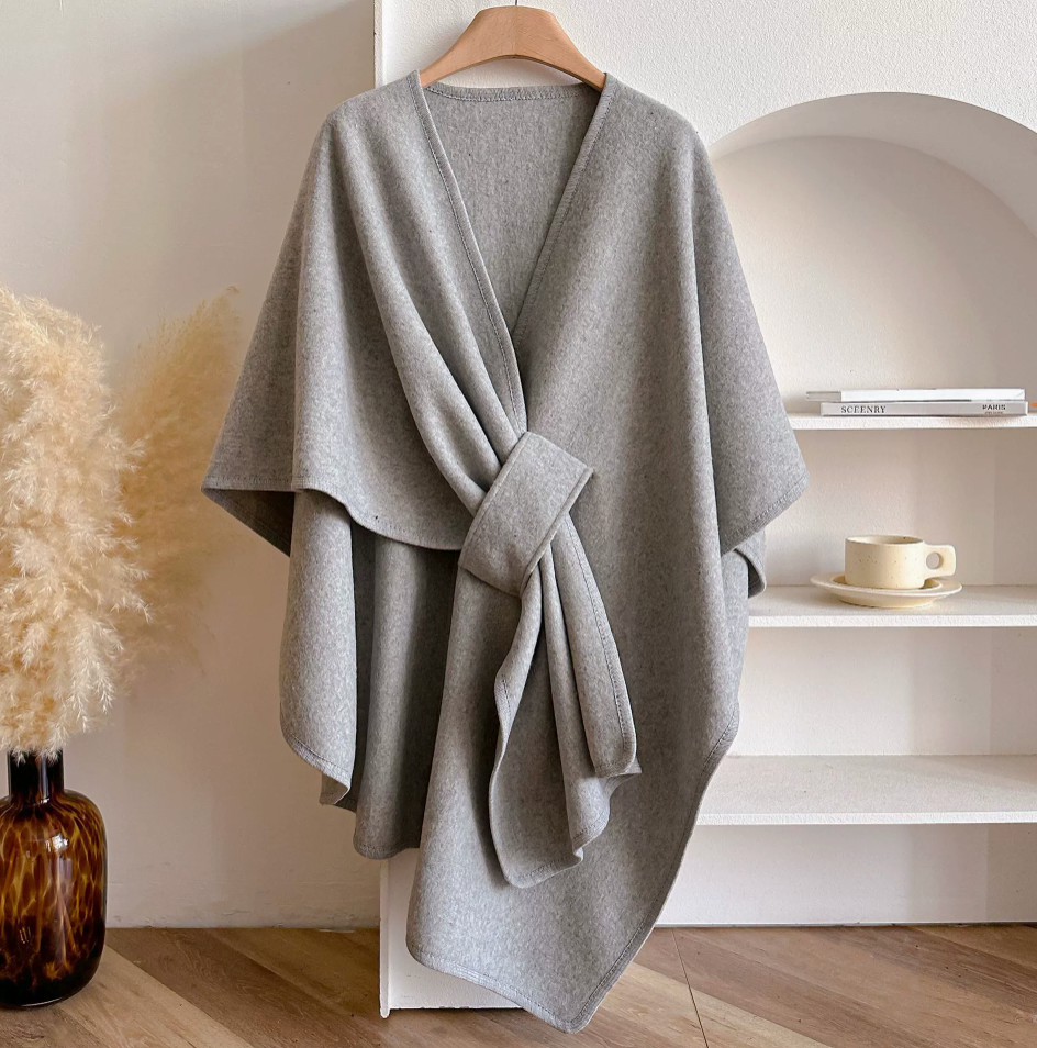 CozyCape Schal-Poncho in Hellgrau mit eleganter Steckschlaufe, Vorderansicht