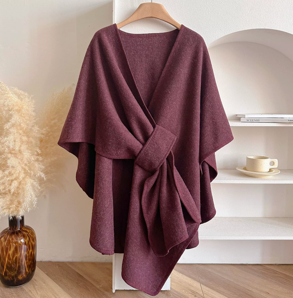 CozyCape Schal-Poncho in Weinrot mit eleganter Steckschlaufe, Vorderansicht