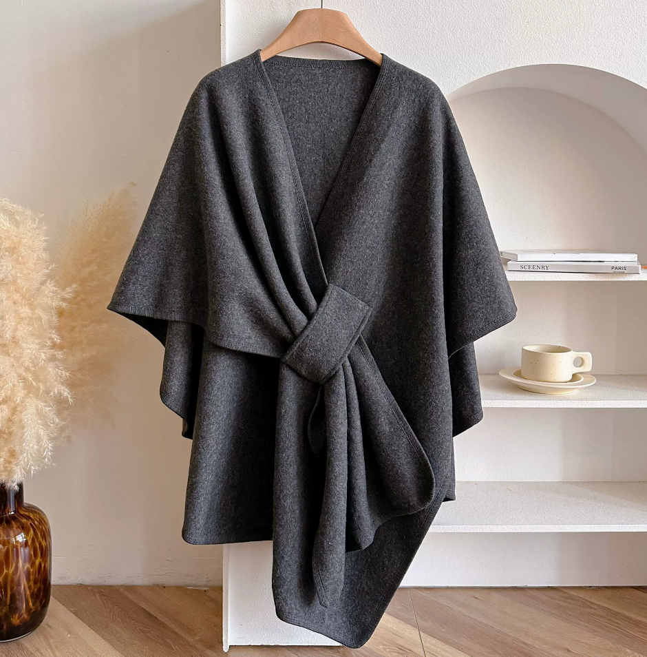 CozyCape Schal-Poncho in Dunkelgrau mit eleganter Steckschlaufe, Vorderansicht