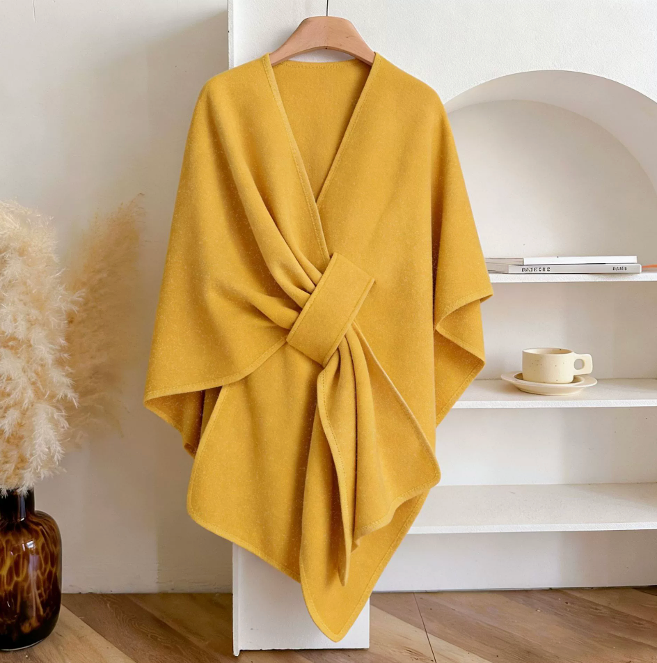 CozyCape Schal-Poncho in Gelb mit eleganter Steckschlaufe, Vorderansicht