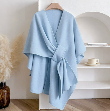 CozyCape Schal-Poncho in Hellblau mit eleganter Steckschlaufe, Vorderansicht
