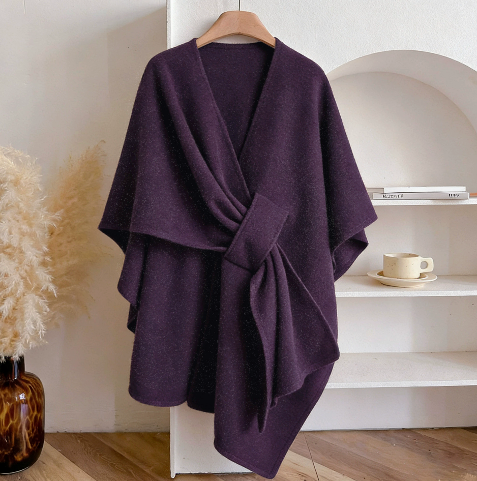 CozyCape Schal-Poncho in Lila mit eleganter Steckschlaufe, Vorderansicht